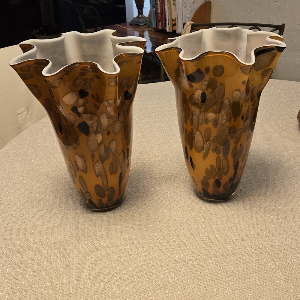 Set Of 2 Leopard Pattern Vases